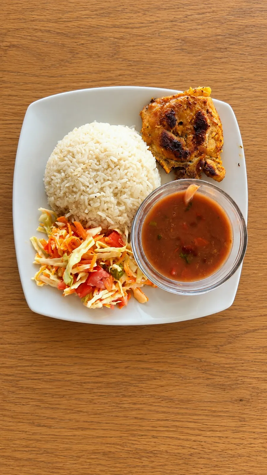 Pollo con arroz, menestra y ensalada