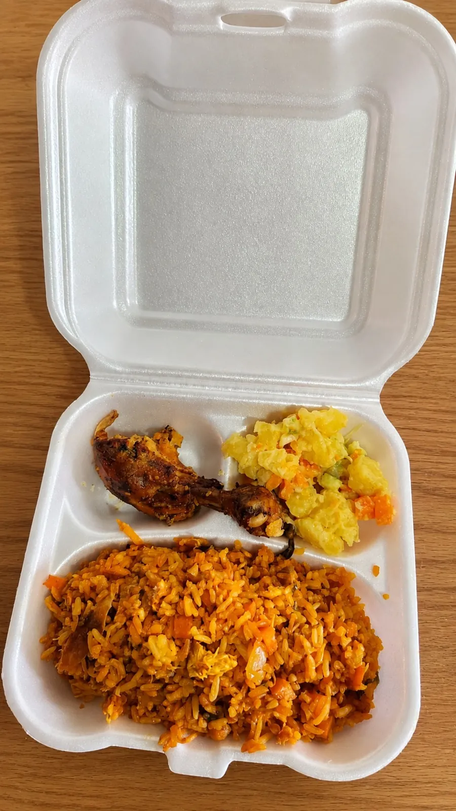 Arroz con pollo y ensalada de papas