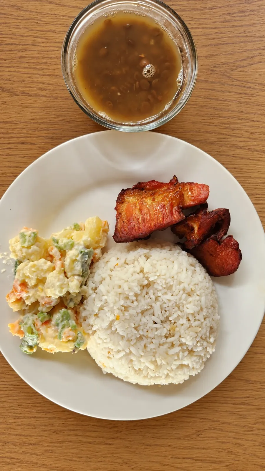 Almuerzo con arroz, menestra y ensalada de papas
