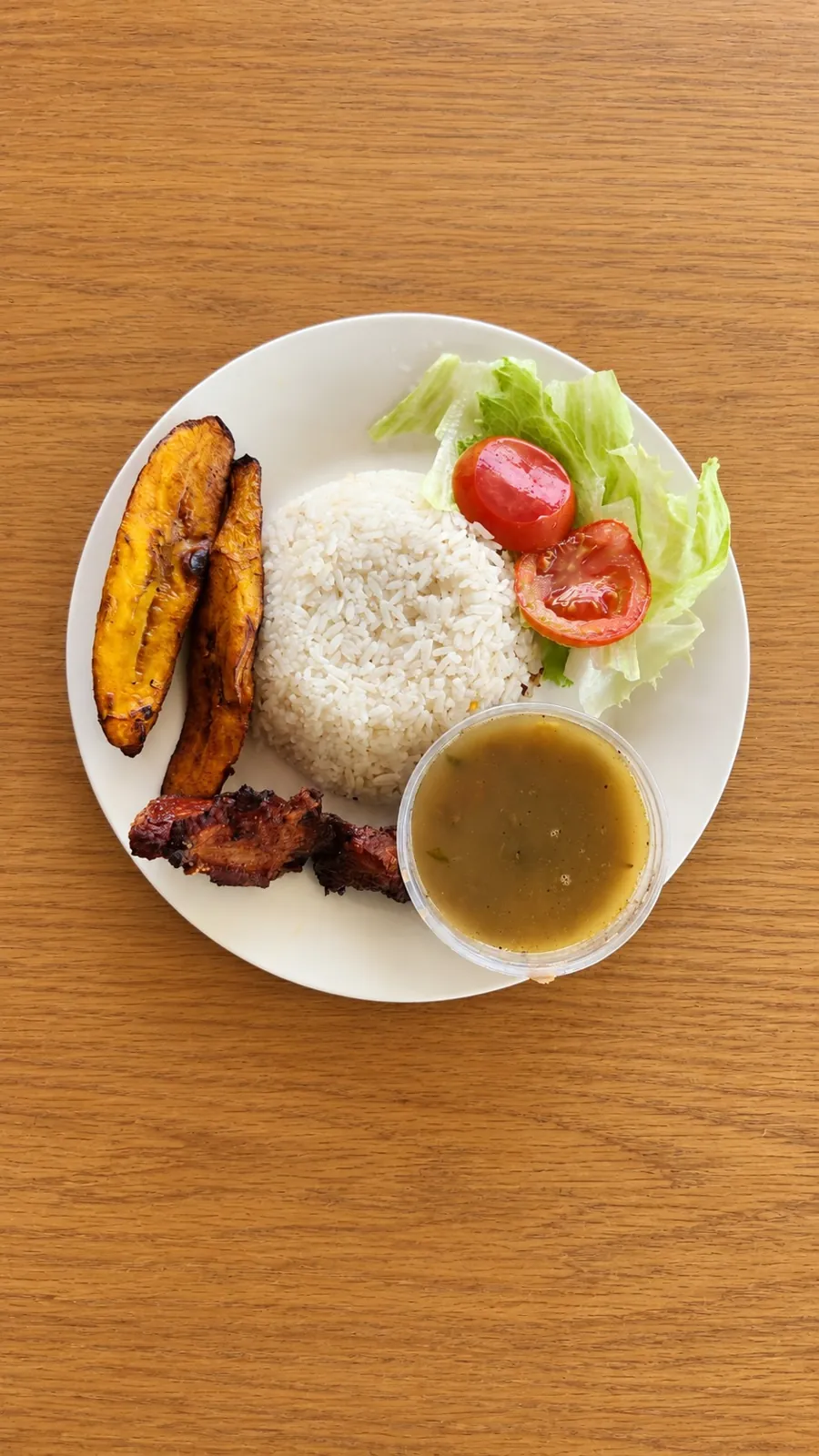 Almuerzo con arroz, tajadas y ensalada