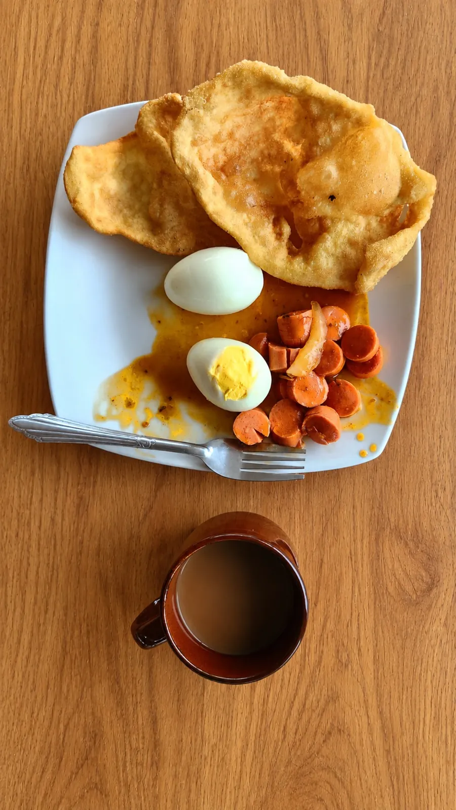 Hojaldres, salchichas y huevo cocido