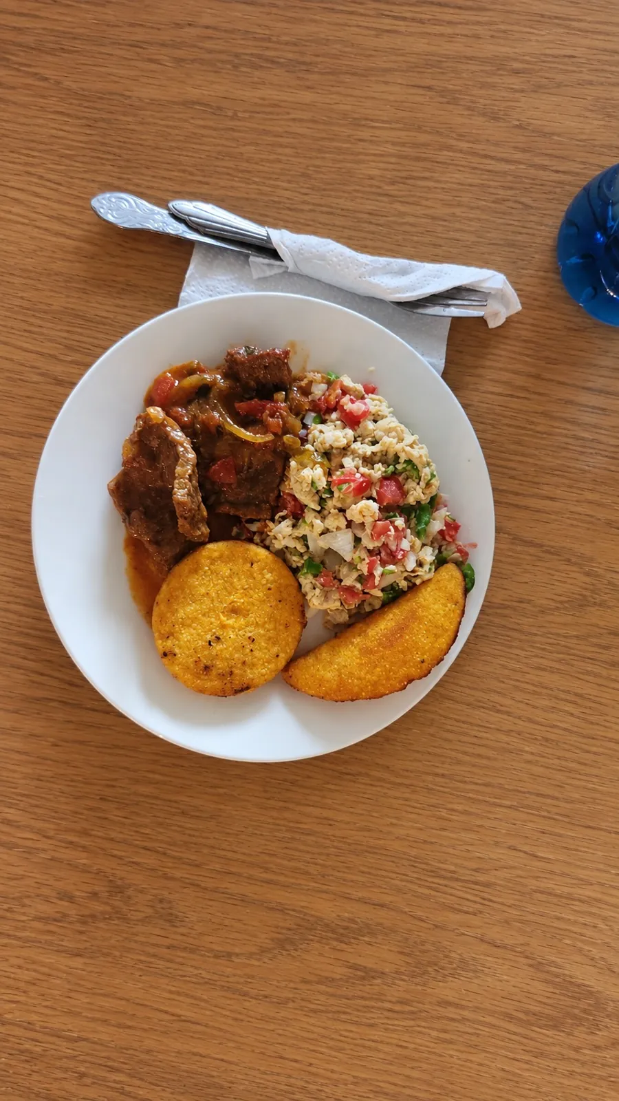 Tortillas, bistec de hígado y huevo revuelto