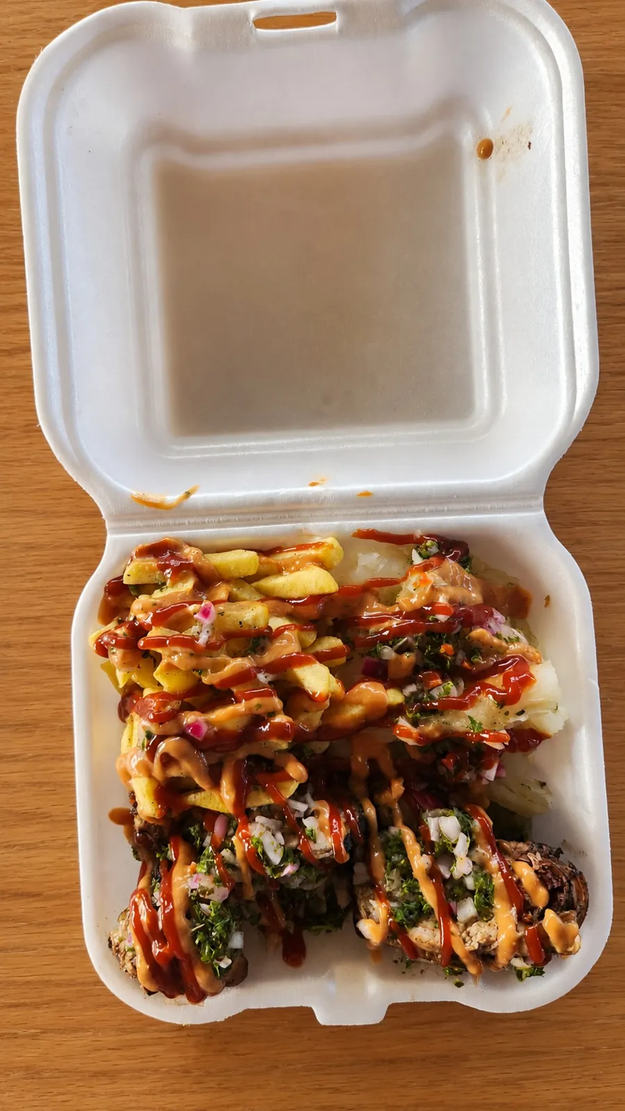 Pollo asado con papas fritas y yuca